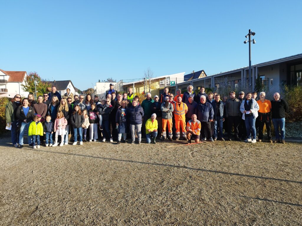 Groupe de habitants réunis en extérieur ensoleillé