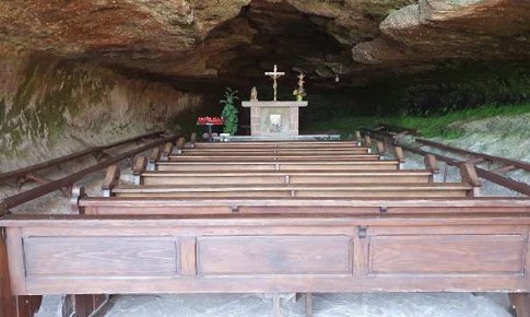 chapelle dans une grotte