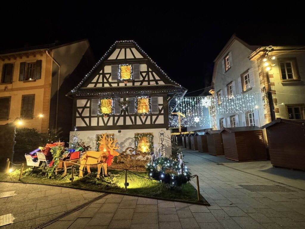Maison alsacienne décorée pour Noël la nuit