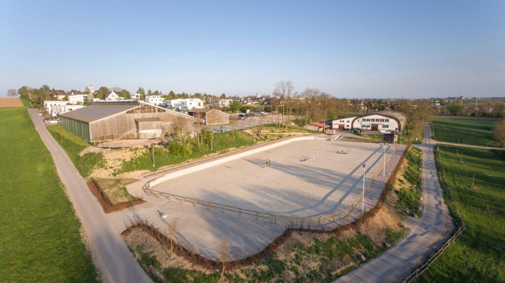 Vue aérienne des carrières et écuries d'un centre équestre