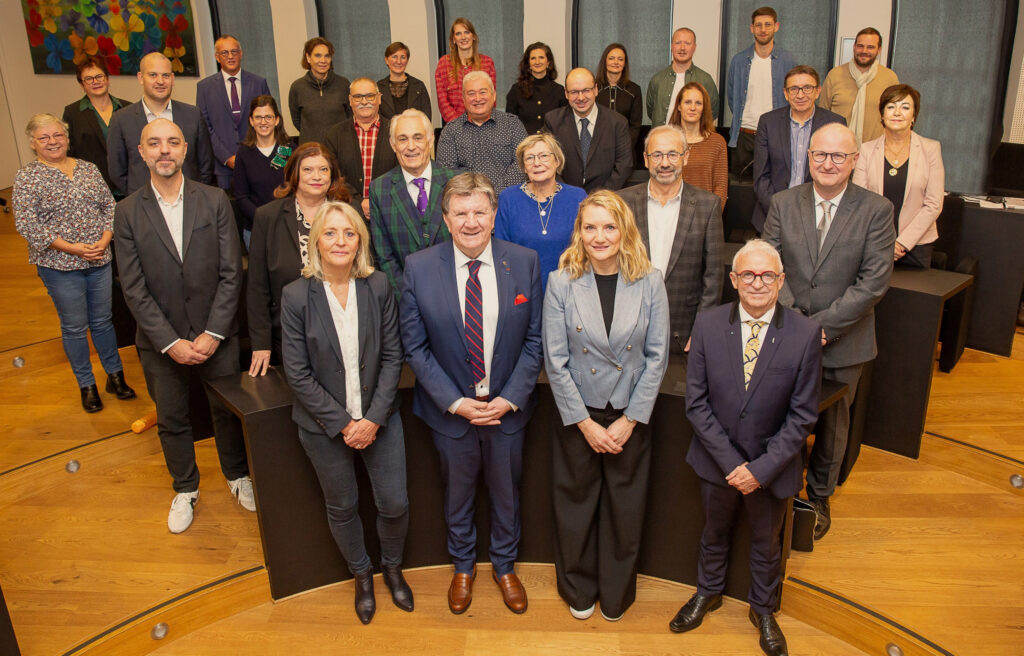 Groupe d’élus posant dans une salle institutionnelle
