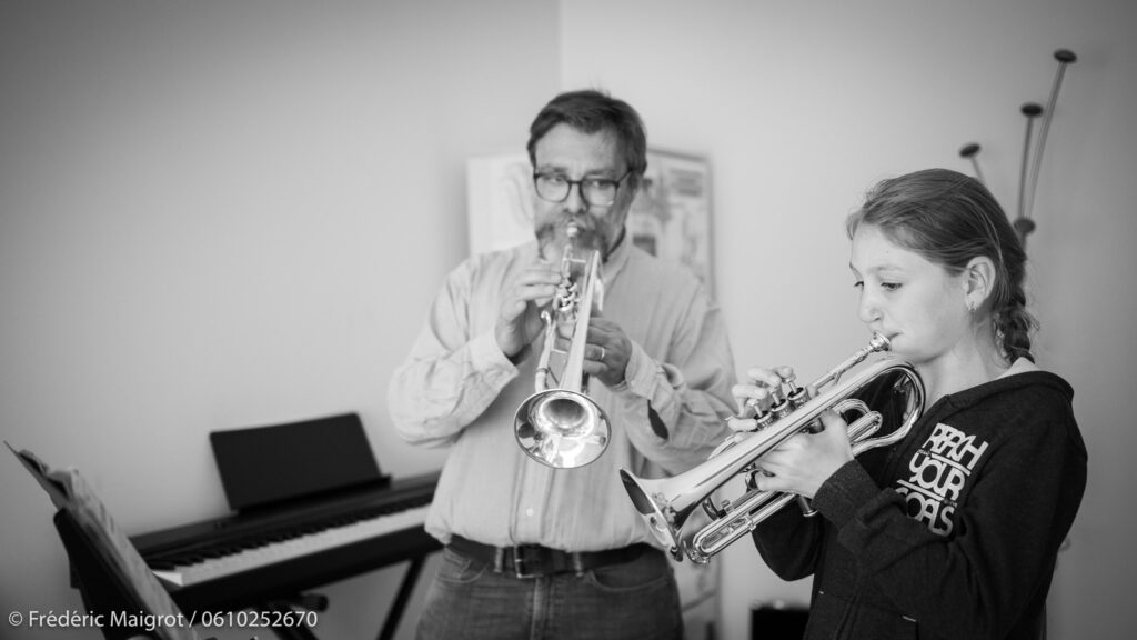 Homme et fille jouant de la trompette