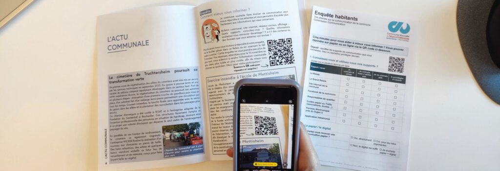 Photo montrant un téléphone scannant le QR pour répondre à l'enquête sur la communication