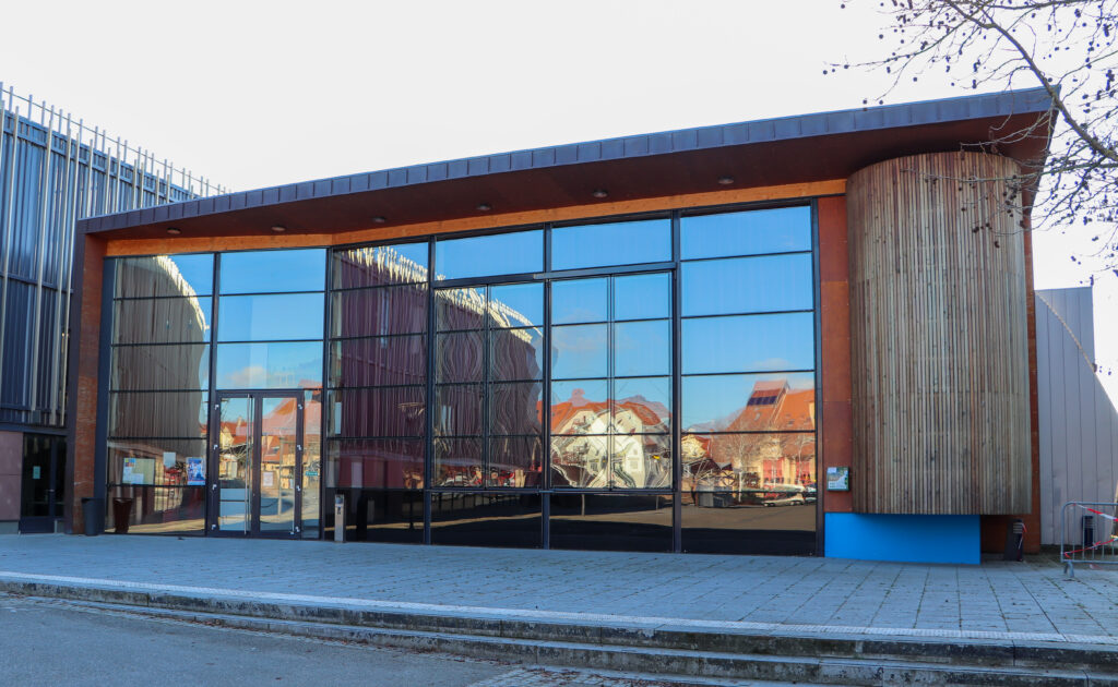 Bâtiment moderne à façade vitrée et bardage bois