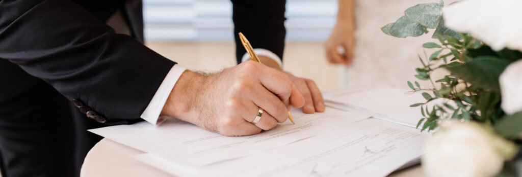 Homme en costume signant un document officiel