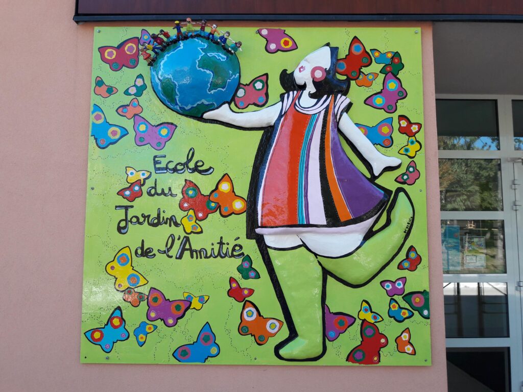Fresque colorée école enfant tenant globe papillons