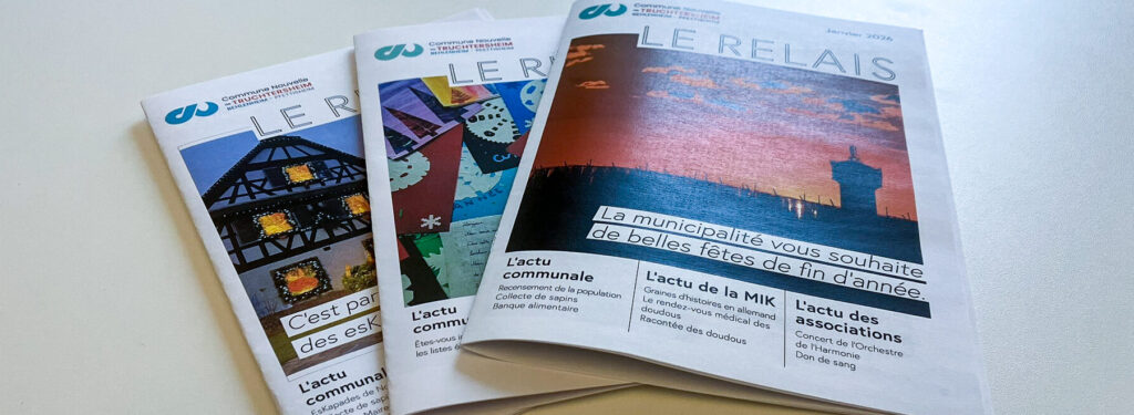 Magazines municipaux Le Relais sur une table