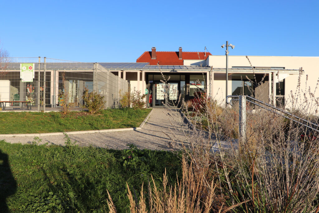 Bâtiment moderne avec entrée et jardin paysager
