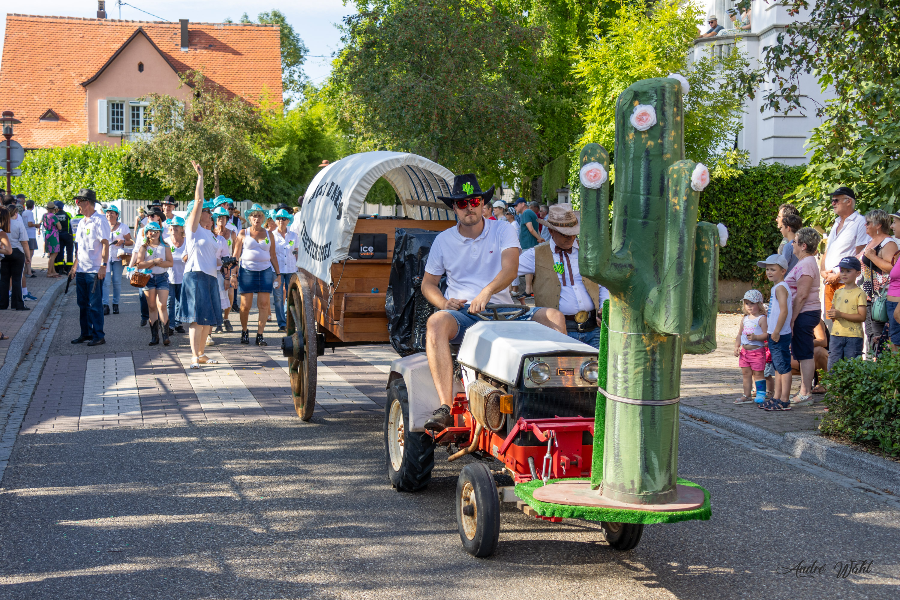 Défilé western avec tracteur et cactus géant