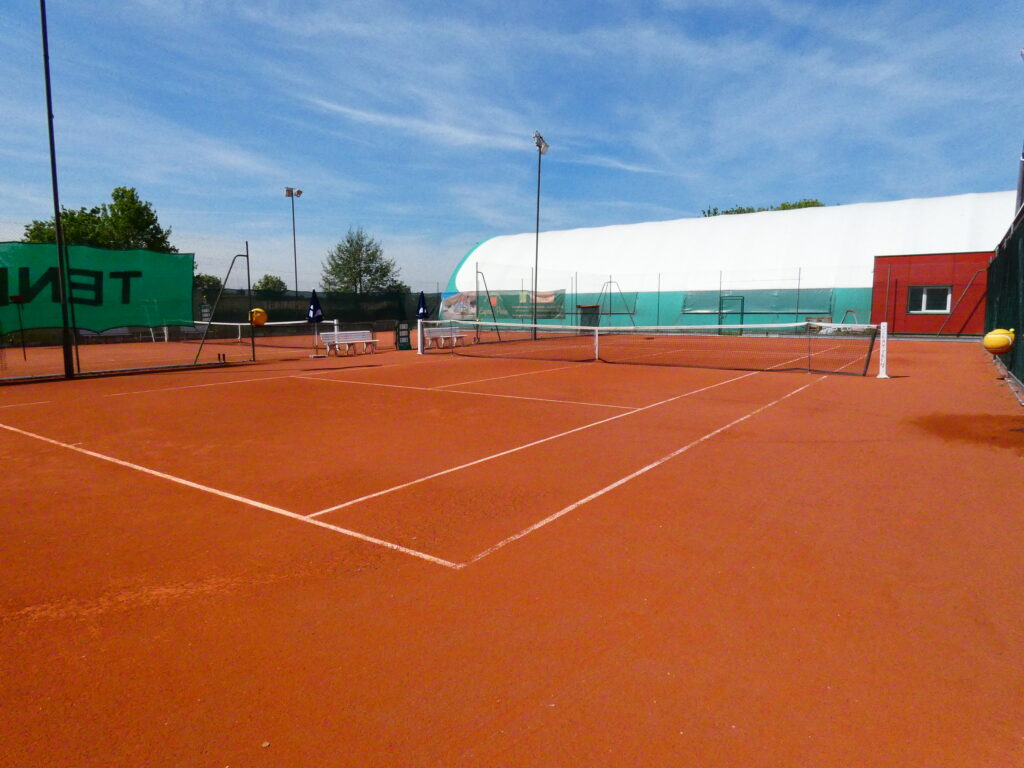 Court de tennis en terre battue extérieur