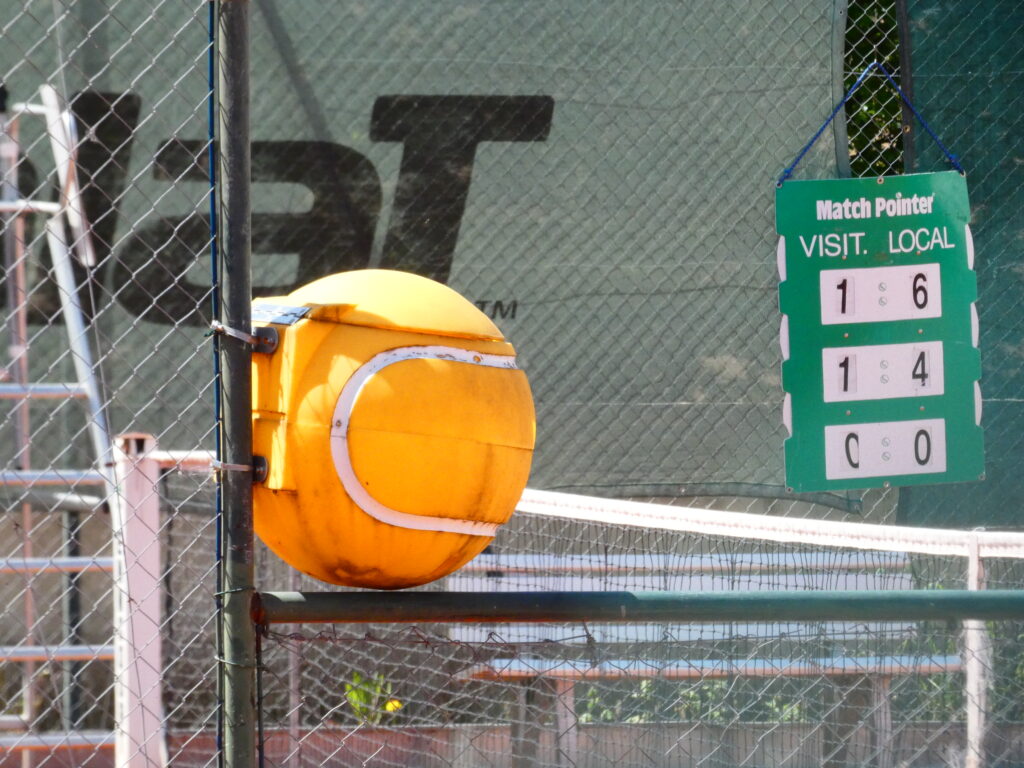 Poubelle en forme de balle sur court de tennis