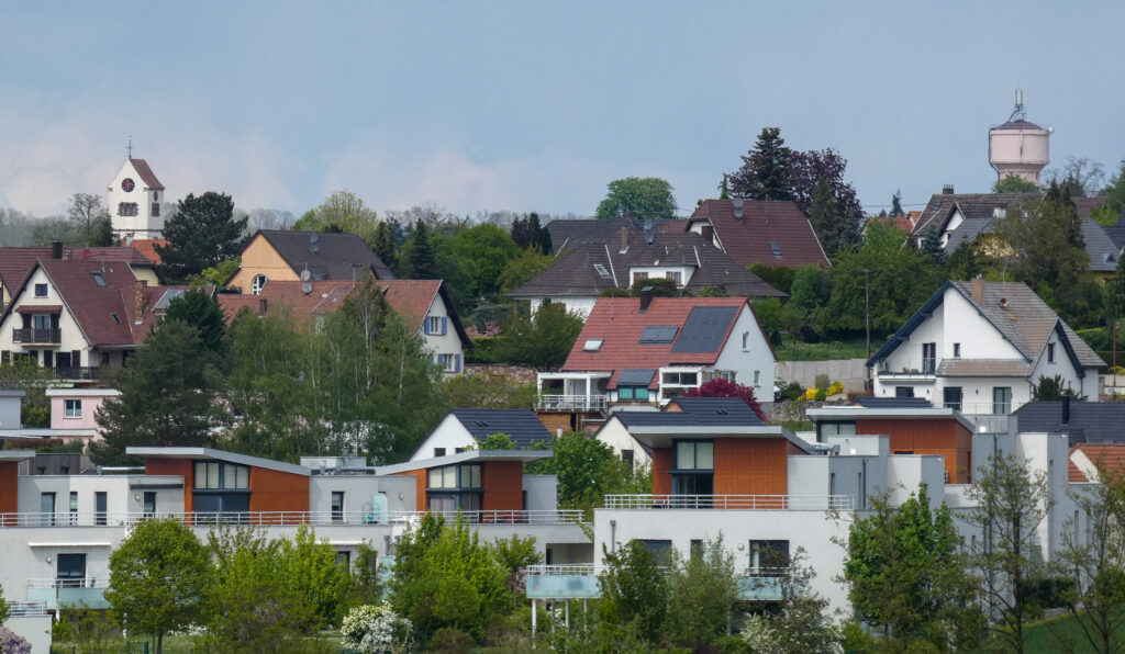 Quartier résidentiel avec maisons modernes et clocher
