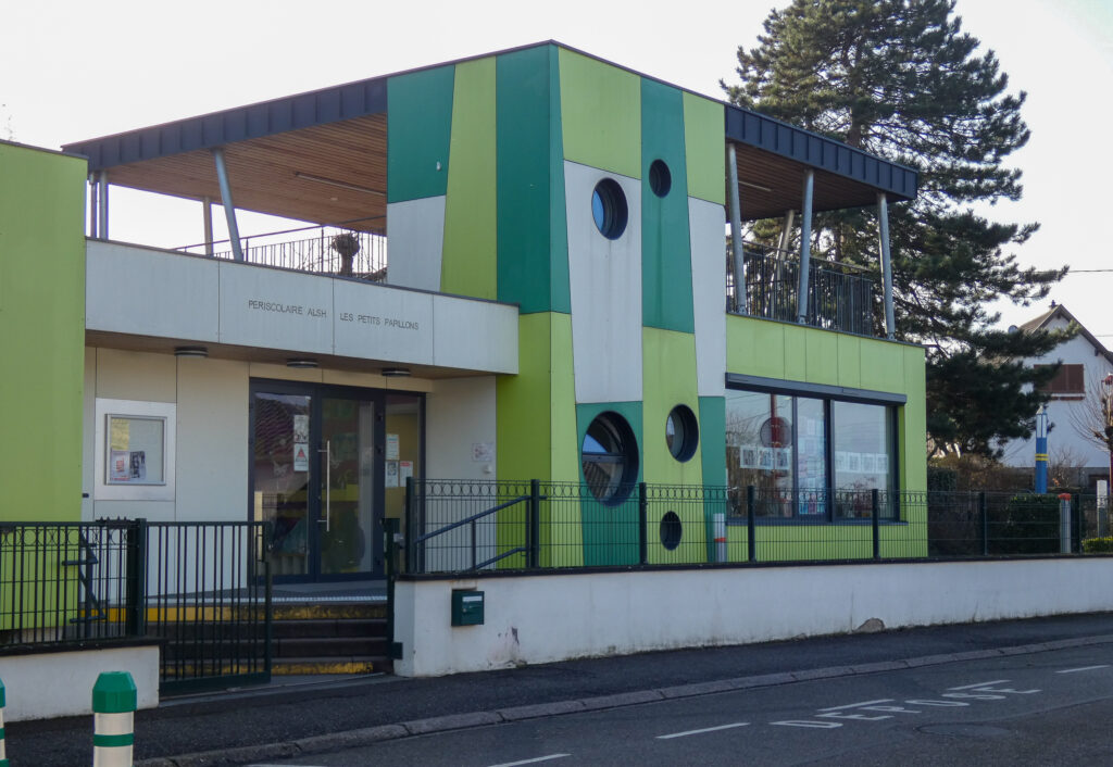 Bâtiment périscolaire moderne aux façades vertes
