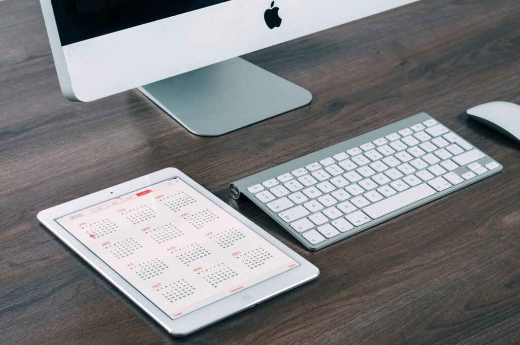 Bureau moderne avec iMac, clavier et iPad calendrier