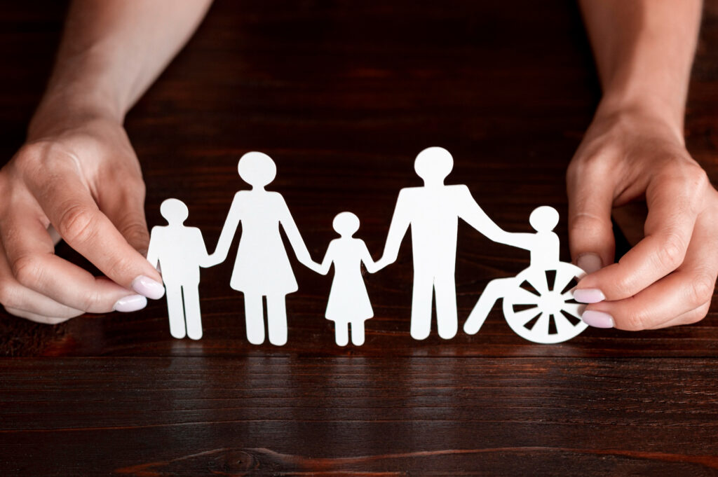 Silhouettes famille avec enfant en fauteuil roulant