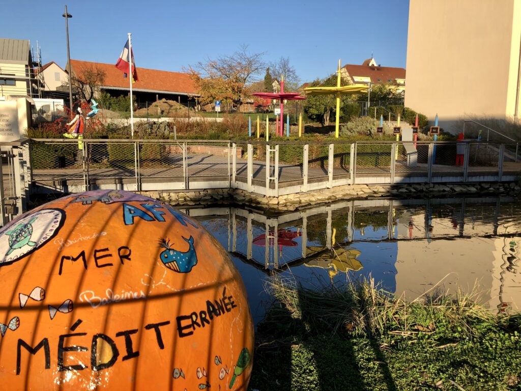 Sphère orange Méditerranée près d’un bassin urbain