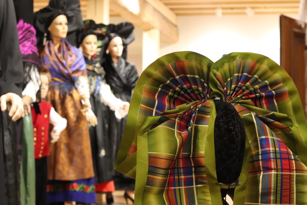 Grand nœud vert écossais en costume traditionnel