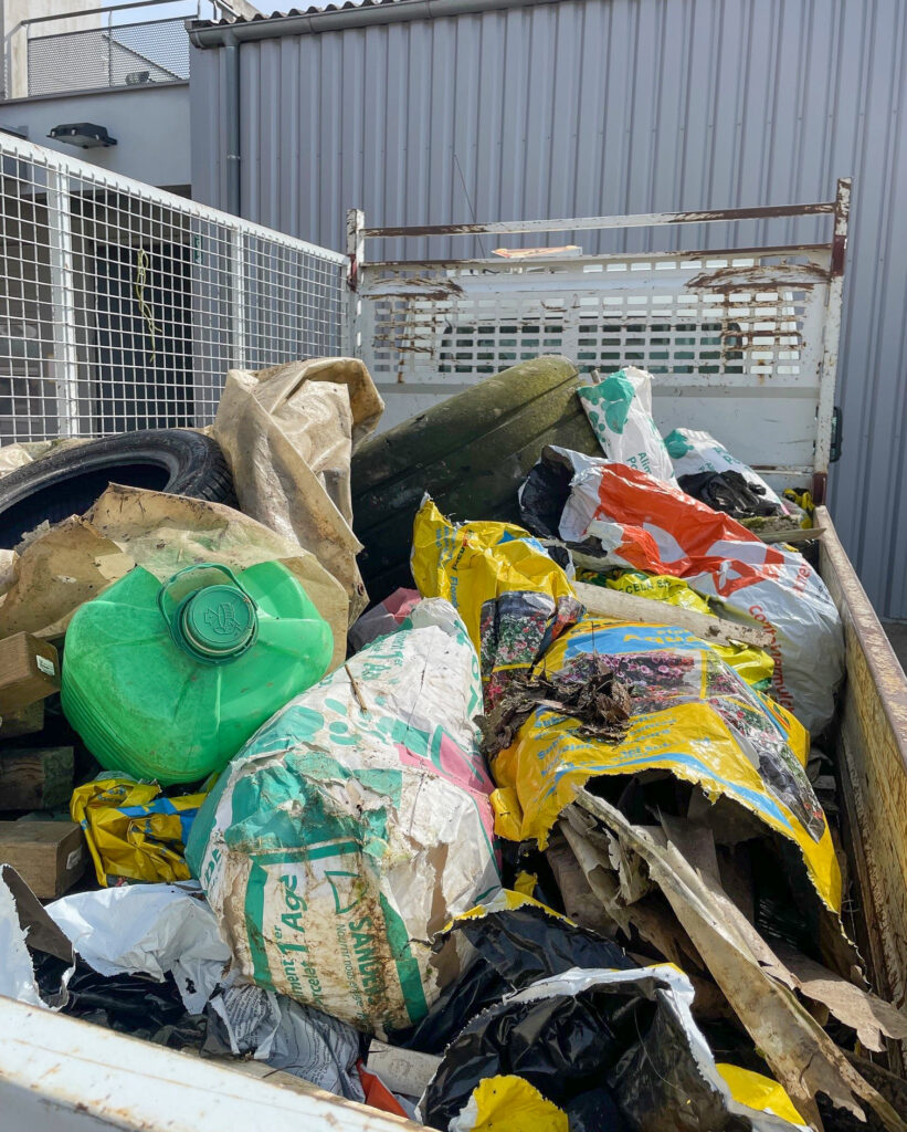 Benne de camion remplie de déchets divers