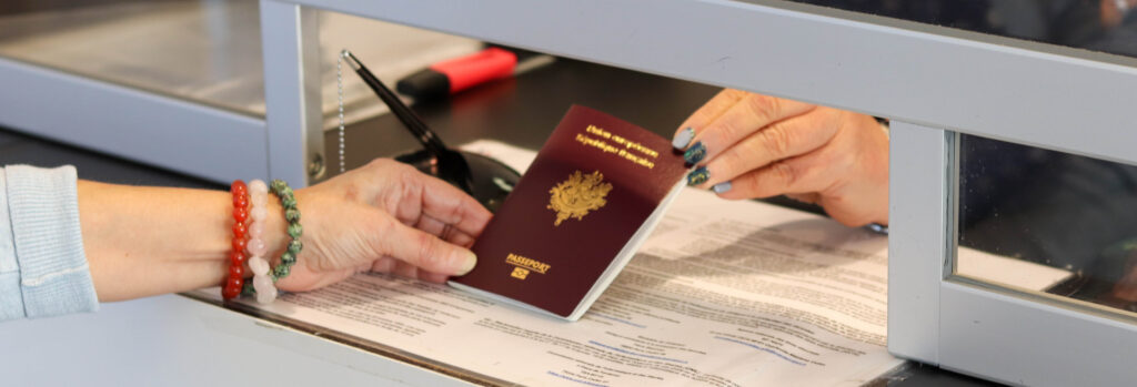 Remise d’un passeport au guichet administratif