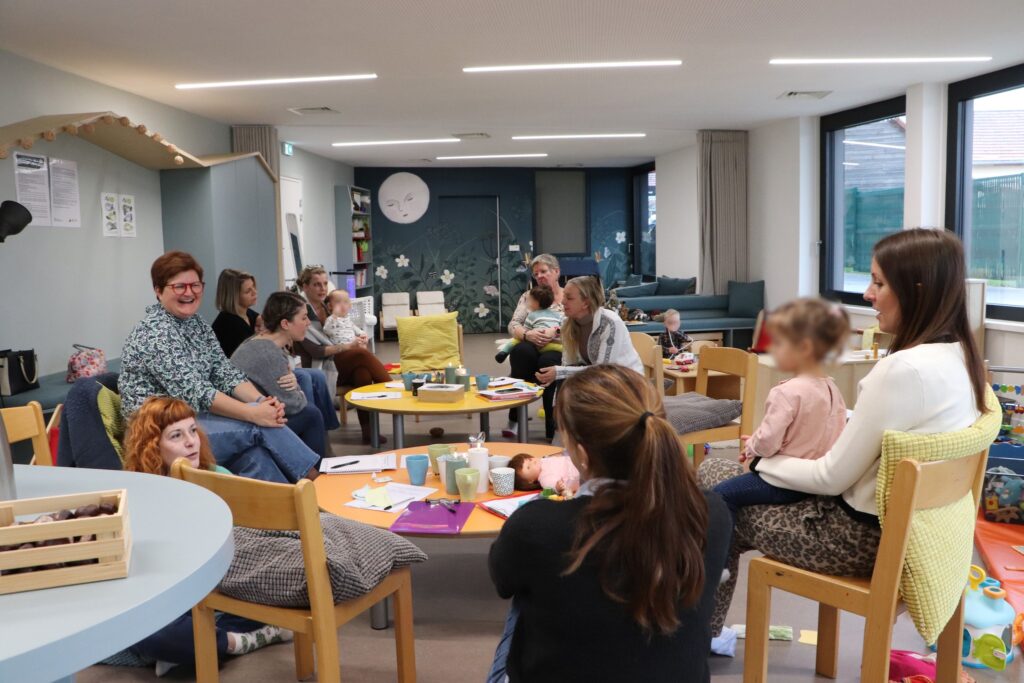 Groupe de parents et bébés en atelier convivial