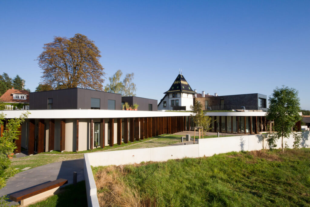 Complexe architectural moderne avec colonnade en bois et jardin