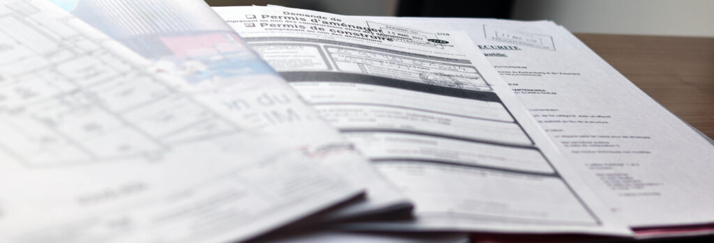Dossier administratif avec permis de construire sur bureau