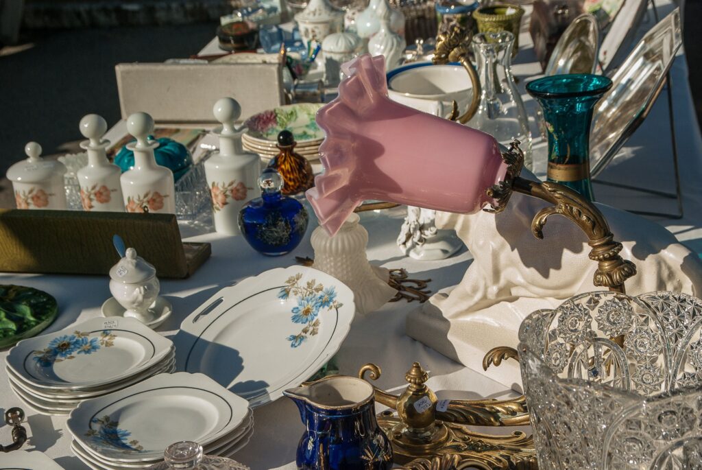 Photo représentant des objets à vendre dans une brocante