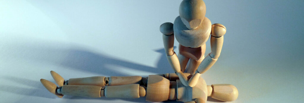 Mannequin en bois pratiquant massage cardiaque