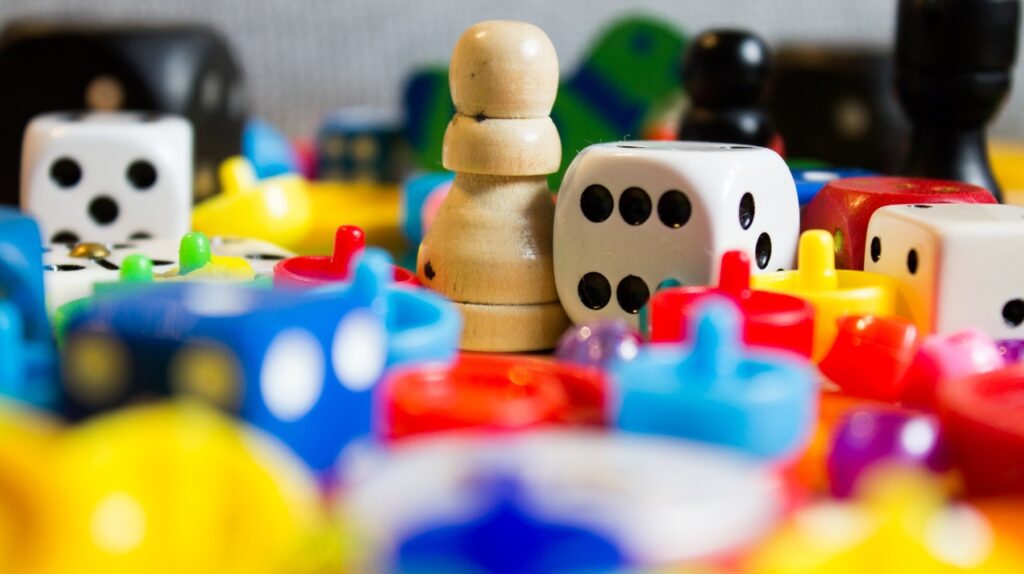 divers petits jouets, dés, pions,etc