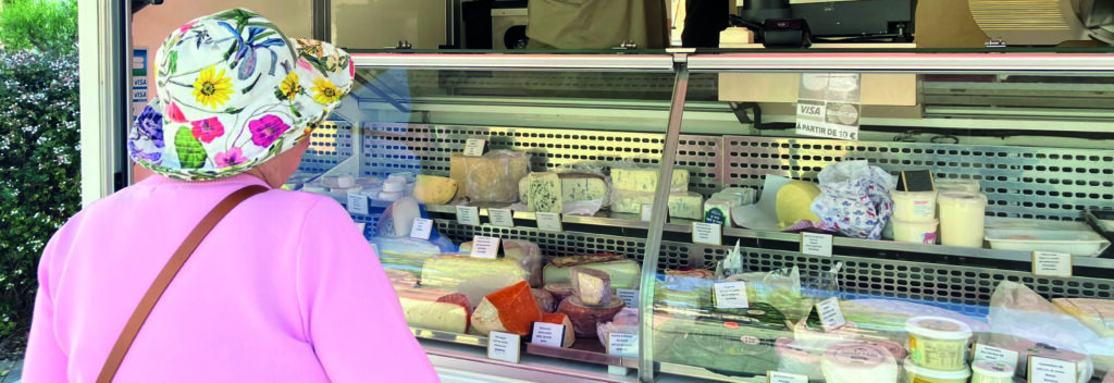 Photo d'une dame au stand du fromager