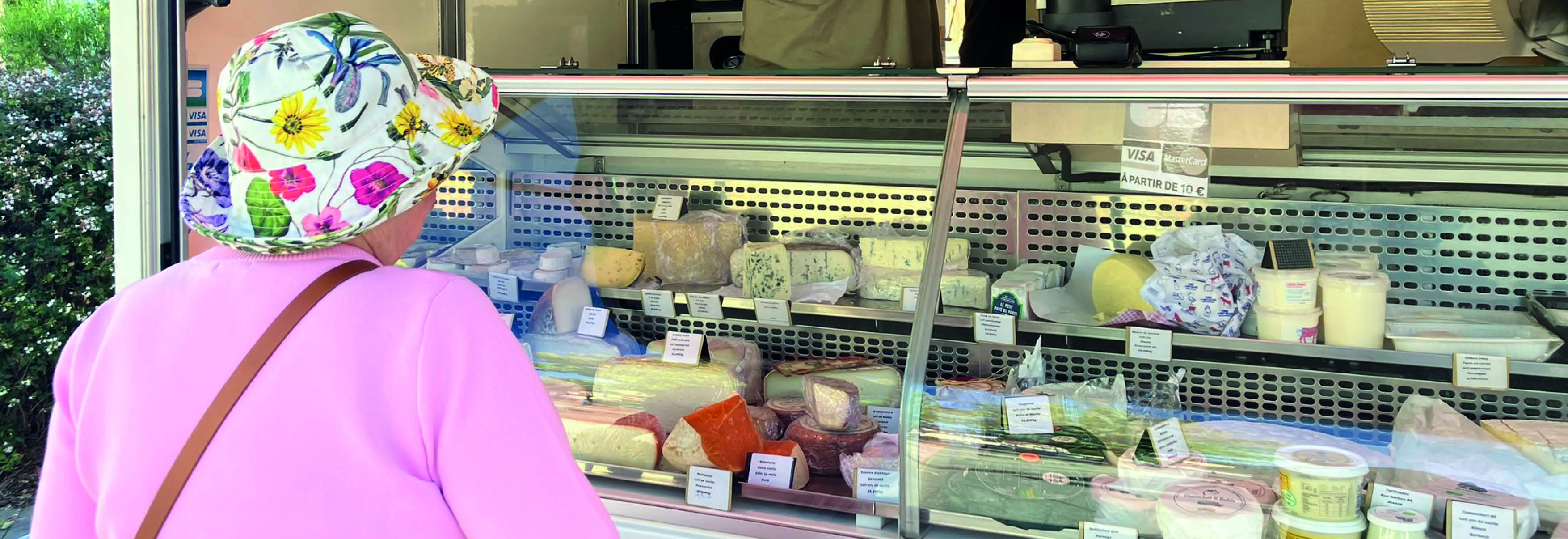 Photo d'une dame au stand du fromager