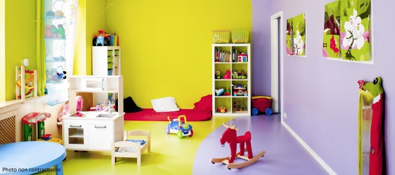 Salle de jeux colorée pour enfants avec jouets et cheval à bascule