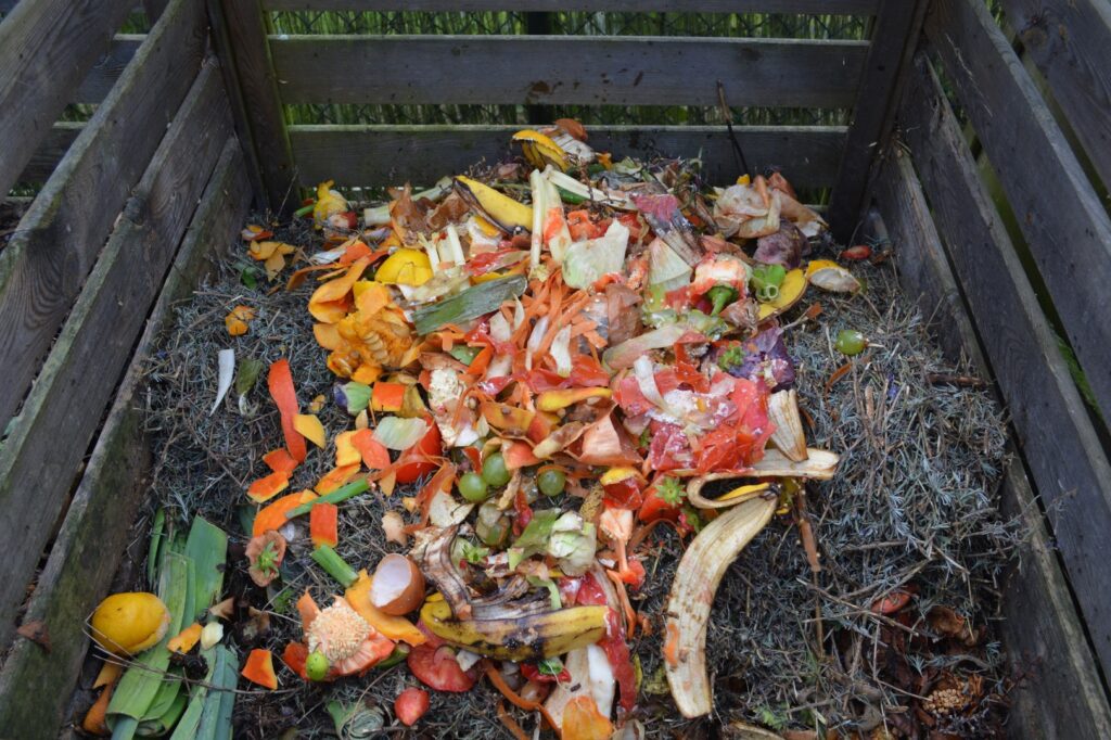 Bac à compost rempli d'épluchures de fruits et légumes