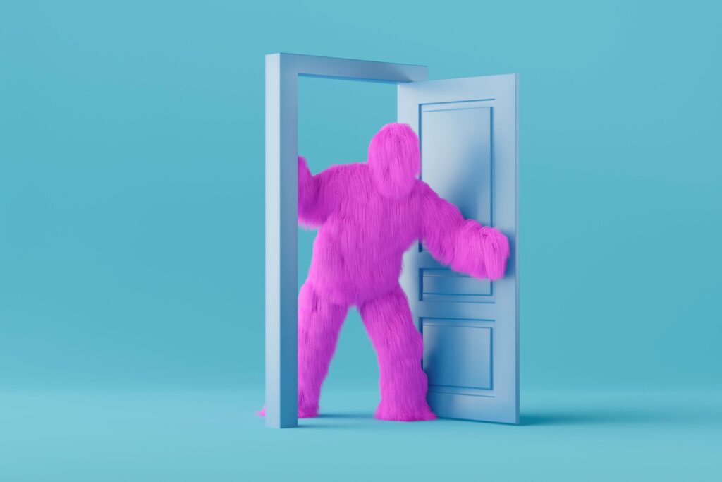 Image d'un yeti violet qui entre par une porte