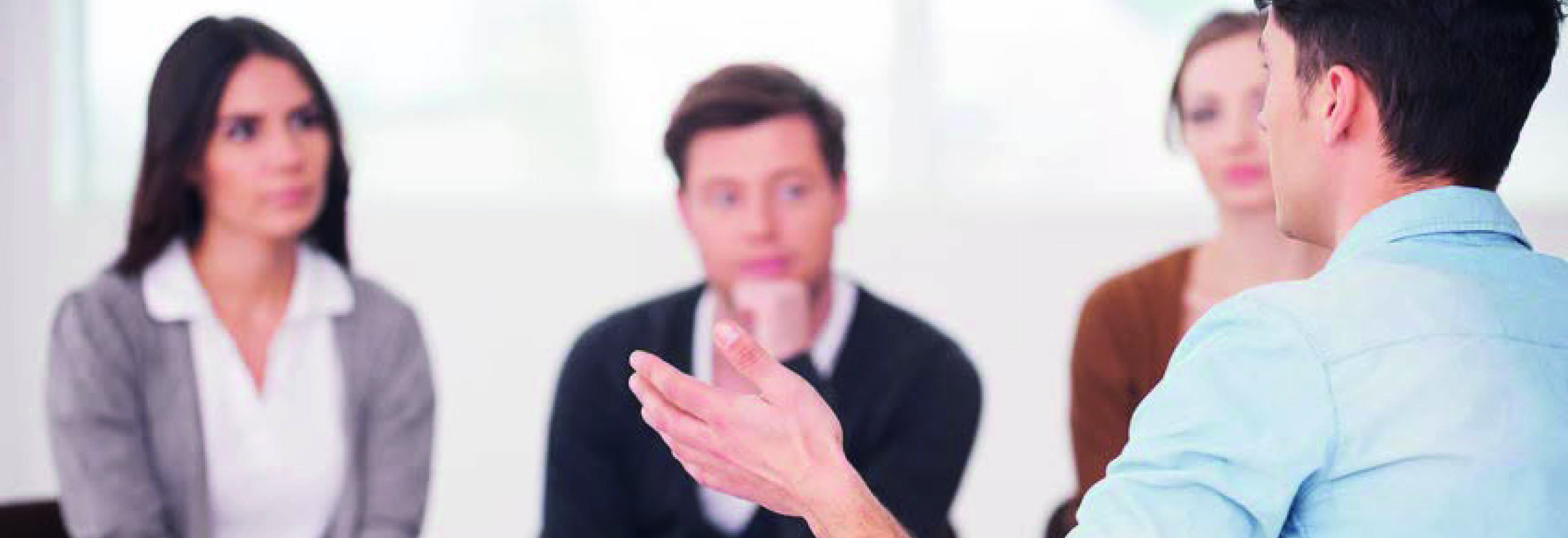 groupe de personnes discutant autour d'une table