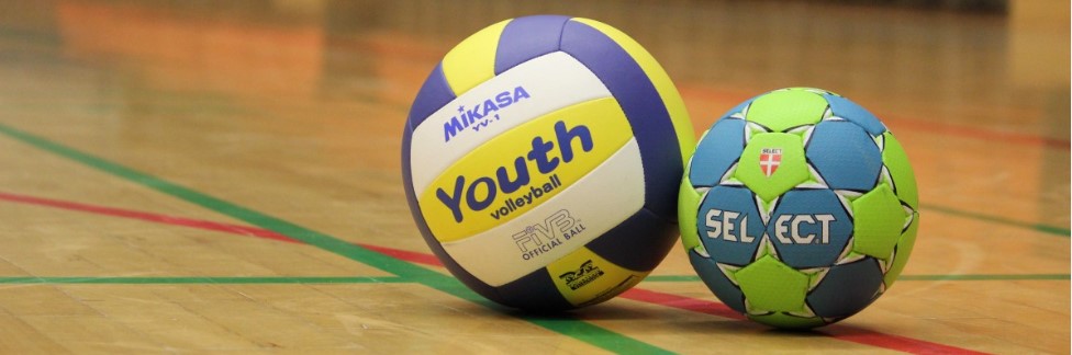 deux ballon de handball dans un gymnase