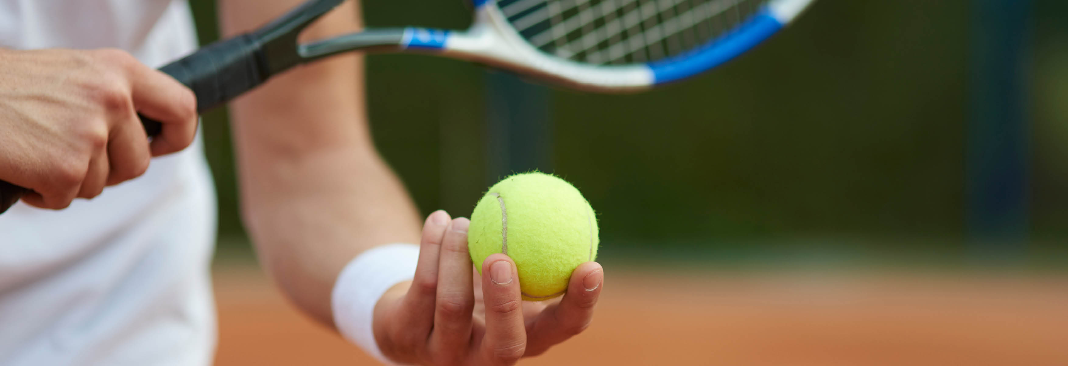 Photo d'un joueur de tennis en train de tennis une balle de tennis