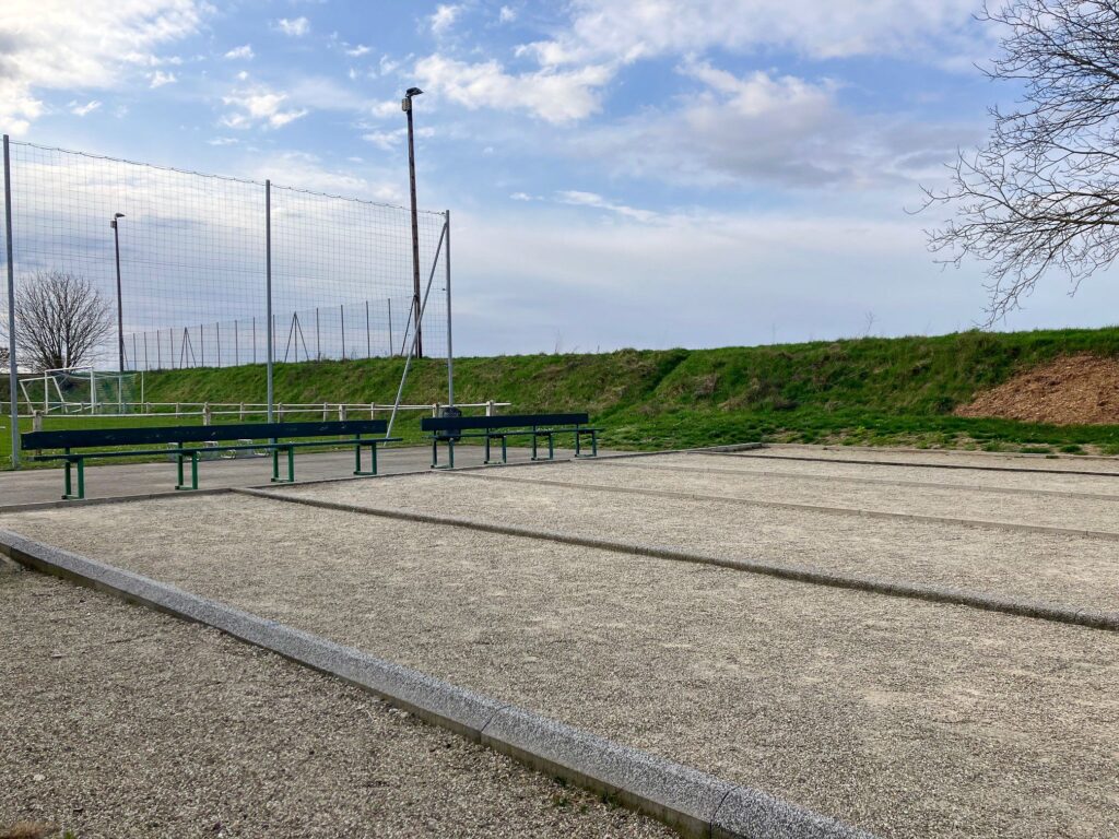 Terrains de pétanque extérieurs avec bancs à Pfettisheim