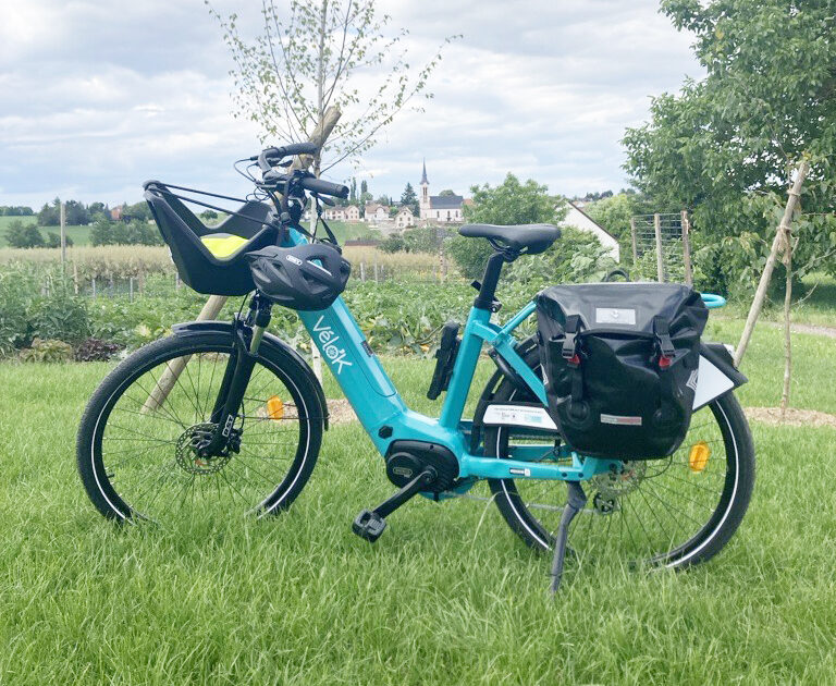 Vélo électrique turquoise dans un champ verdoyant
